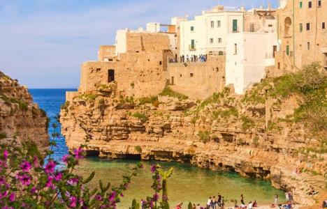 Οι 10 μαγευτικές παραλίες της Ιταλίας που συγκεντρώνουν ορδές διασήμων