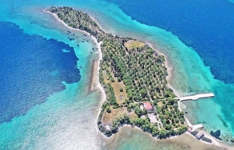 4 άγνωστα ελληνικά νησάκια με περίεργο σχήμα