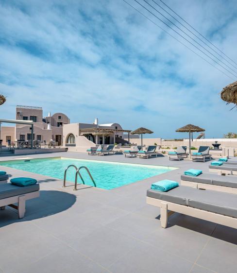 En Plo Boutique Suites: Ζήστε τις ιδανικές ρομαντικές διακοπές στη Σαντορίνη