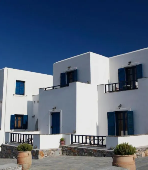 An oasis of hospitality and flavor in Iraklia