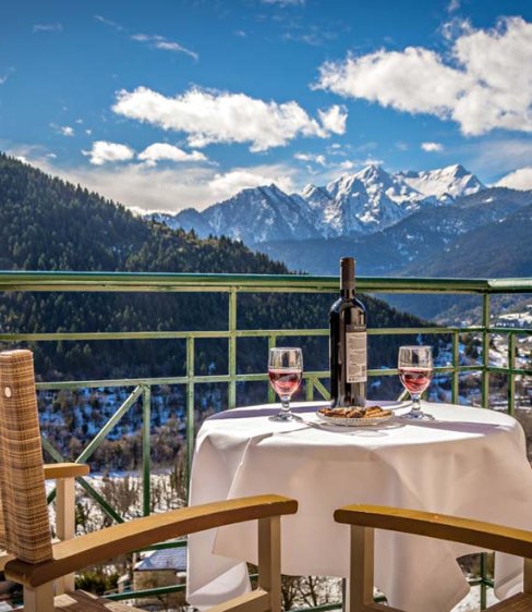 TO KALLION: Ένας παραδοσιακός ξενώνας στο Κλαυσί Ευρυτανίας με υπέροχη θέα στο βουνό