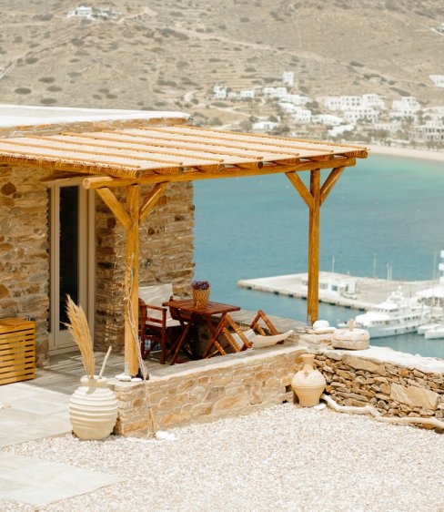 Heliopetra: Κυκλαδίτικη φιλοξενία και μοναδική ατμόσφαιρα στην Ίο