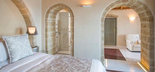 Moni Emvasis Luxury Suites