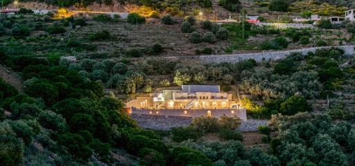 ELaiolithos Luxury Retreat