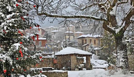 5 ελληνικά χωριά μέσα στα έλατα για τα Χριστούγεννα
