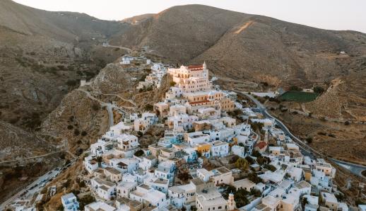 Άνω Σύρος: Βόλτα στον μεσαιωνικό οικισμό με τη μαγευτική θέα