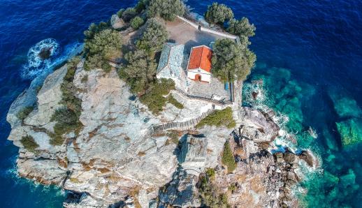 Σκόπελος: Στο top 10 με τις πιο εμβληματικές κινηματογραφικές τοποθεσίες του κόσμου