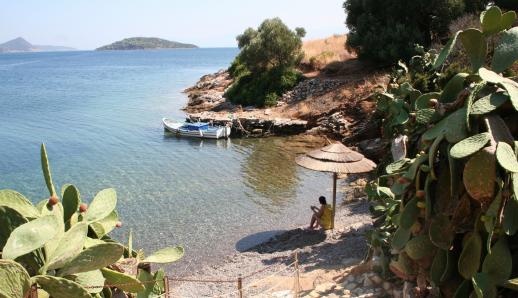 7 «ψαγμένα» ελληνικά νησιά για διακοπές μακριά από τα πάντα