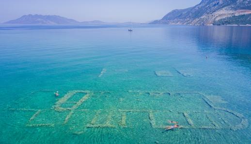 Η παραλία της Πελοποννήσου όπου θα κολυμπήσετε πάνω από μια βυθισμένη πόλη