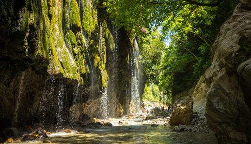 Πάντα Βρέχει: Μια δροσερή βόλτα στο μαγικό φαράγγι της Ευρυτανίας