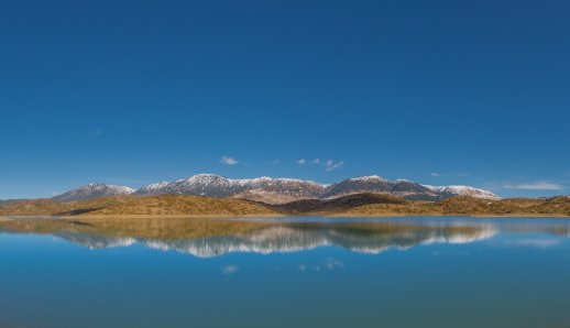 Where is the highest-altitude lake in Greece located