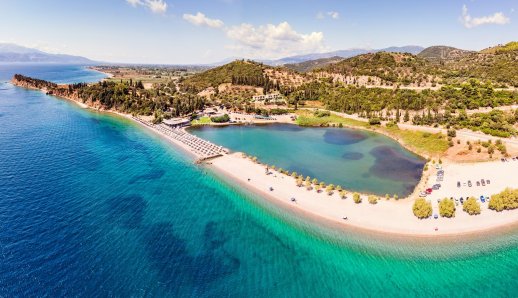Monastiraki Fokida: Island-style holidays in the village with the «blue lake»
