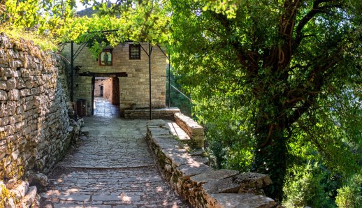 Το μοναστήρι με την εκπληκτική θέα στο φαράγγι του Βίκου