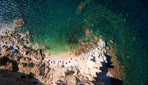 6 παραλίες κοντά στην Αθήνα για τις πρώτες βουτιές