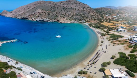 10 παραλίες ιδανικές για οικογένειες σε 10 νησιά των Κυκλάδων