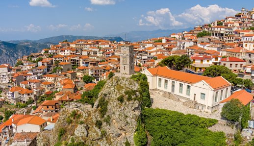Καλοκαίρι στην Αράχωβα: Δροσερές βόλτες στη φύση και τοπία που κόβουν την ανάσα