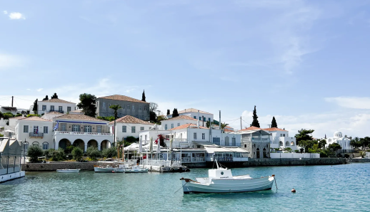 Ταξίδι γεύσης στις Σπέτσες: 8 μαγαζιά που ξεχωρίσαμε για φαγητό και γλυκό