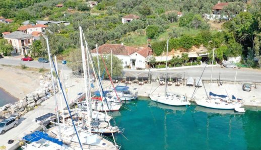 Εν Πλω: Μια γαστρονομική εμπειρία στη Μηλίνα με υπέροχη θέα