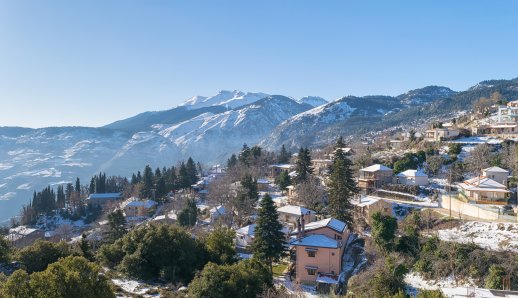 5 ελατοσκέπαστα χωριά κοντά στην Αθήνα για χριστουγεννιάτικες αποδράσεις