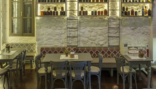 Το Καφενείο του Ζάμπα: Ένα μαγαζί με ιστορία στην καρδιά της Αράχωβας