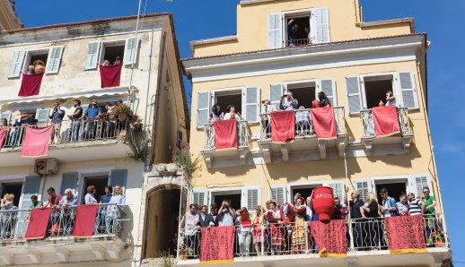Πάσχα στην Ελλάδα: Τα κορυφαία έθιμα από κάθε γωνιά της χώρας