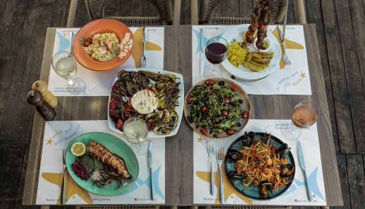 Avra By the Sea: Θαλασσινές γεύσεις δίπλα στο κύμα στη Σιθωνία Χαλκιδικής