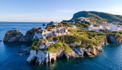 Το υποτιμημένο νησί της Ιταλίας με τα τιρκουάζ νερά και τις εντυπωσιακές σπηλιές