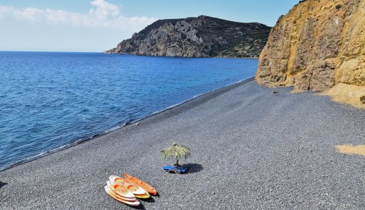 Μαύρα Βόλια: Η «μαύρη» παραλία της Χίου που δεν μοιάζει με καμία άλλη