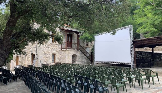 Το μυστικό χωριό της Χαλκιδικής που κάθε καλοκαίρι γίνεται θερινό σινεμά
