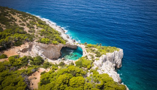 Το «Γαλάζιο Παράθυρο» στον Κορινθιακό που λίγοι γνωρίζουν