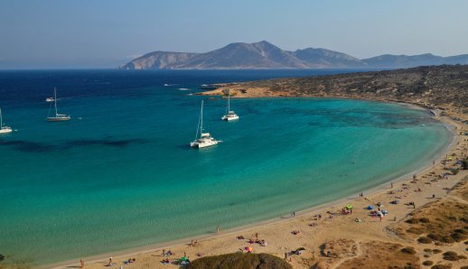 Οι καλύτερες παραλίες στις Μικρές Κυκλάδες για βουτιές σε τιρκουάζ νερά
