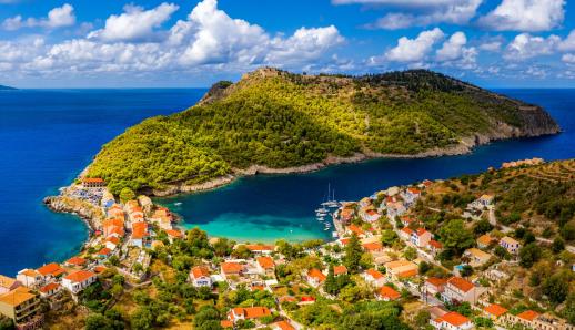 Conde Nast Traveller: Δύο ελληνικοί προορισμοί – έκπληξη στις πιο όμορφες μικρές πόλεις της Ευρώπης