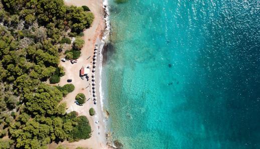 Αγκίστρι: Οι ωραιότερες γαλαζοπράσινες παραλίες μια ανάσα από την Αθήνα