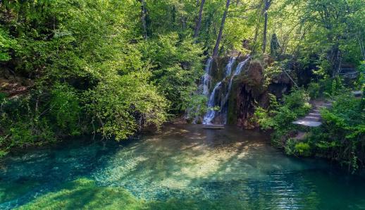 Καταρράκτες Σκρα: Απόδραση στη «Γαλάζια Λίμνη» του Βορρά