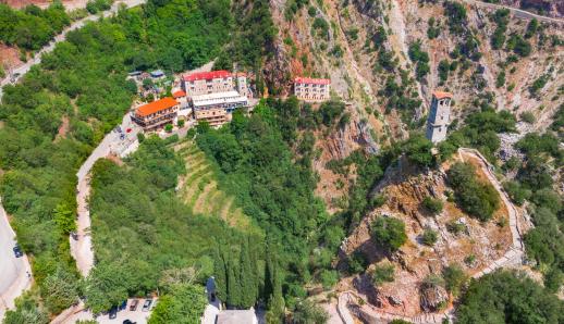 Προυσός Ευρυτανίας: Το μοναστήρι που κρέμεται από τα βράχια και η «Μαύρη Σπηλιά»