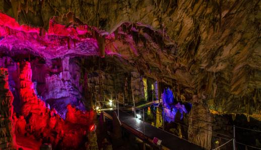 Σπήλαιο Σφενδόνη: Μέσα στο εντυπωσιακό σπήλαιο των Ζωνιανών