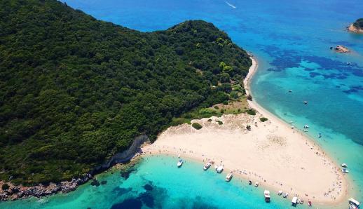 4 άγνωστα ελληνικά νησάκια με περίεργο σχήμα