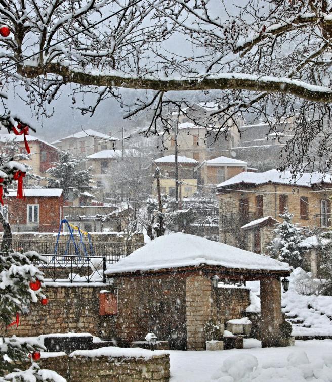 5 ελληνικά χωριά μέσα στα έλατα για τα Χριστούγεννα