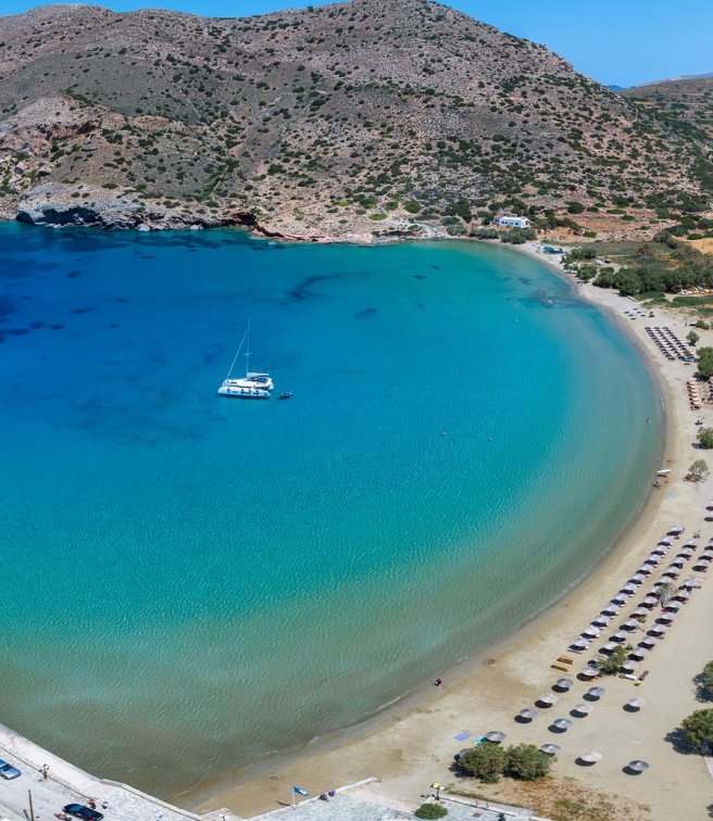 10 παραλίες ιδανικές για οικογένειες σε 10 νησιά των Κυκλάδων