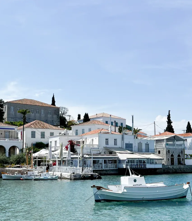 Ταξίδι γεύσης στις Σπέτσες: 8 μαγαζιά που ξεχωρίσαμε για φαγητό και γλυκό
