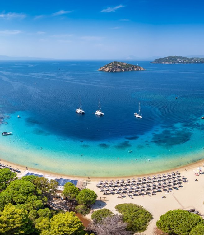 Το ελληνικό νησί με τις απέραντες αμμουδιές που μπήκε στα 12 κορυφαία της Ευρώπης