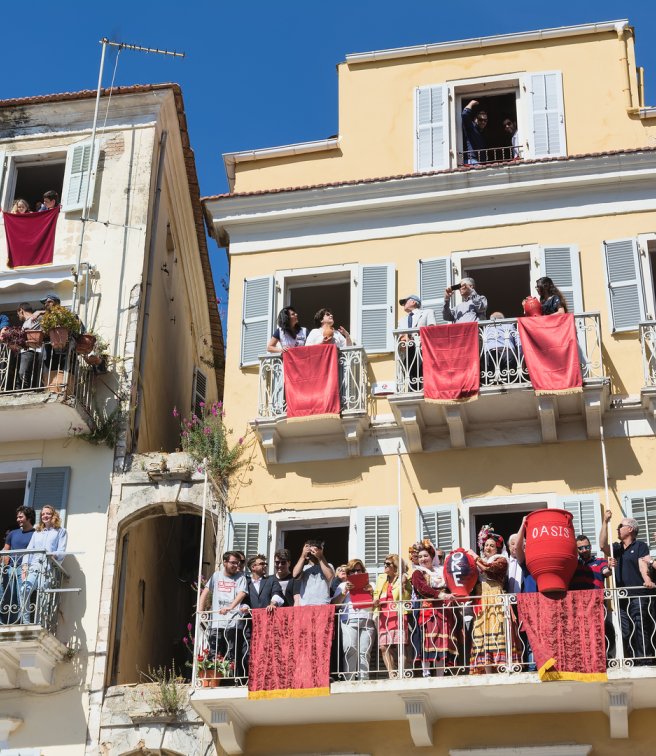 Πάσχα στην Ελλάδα: Τα κορυφαία έθιμα από κάθε γωνιά της χώρας