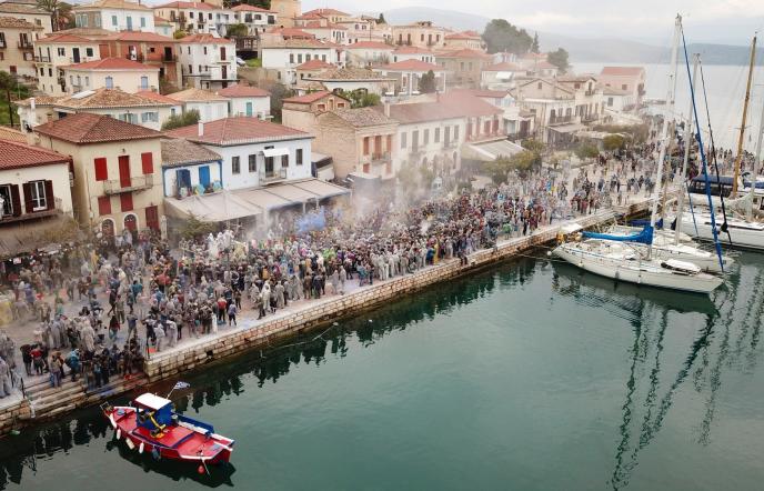 Στο Γαλαξίδι για Αλευρομουτζουρώματα: Το εντυπωσιακό έθιμο της Καθαράς Δευτέρας