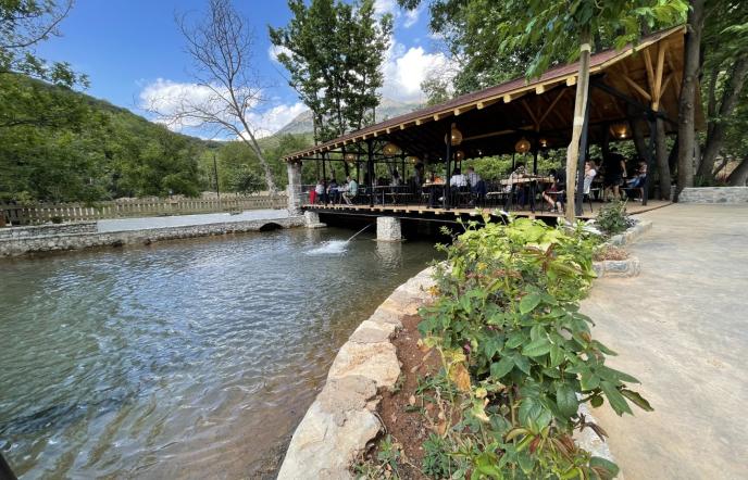 Fish Farm Kalavryta: Ένα ξεχωριστό εστιατόριο δίπλα στον Αροάνιο ποταμό