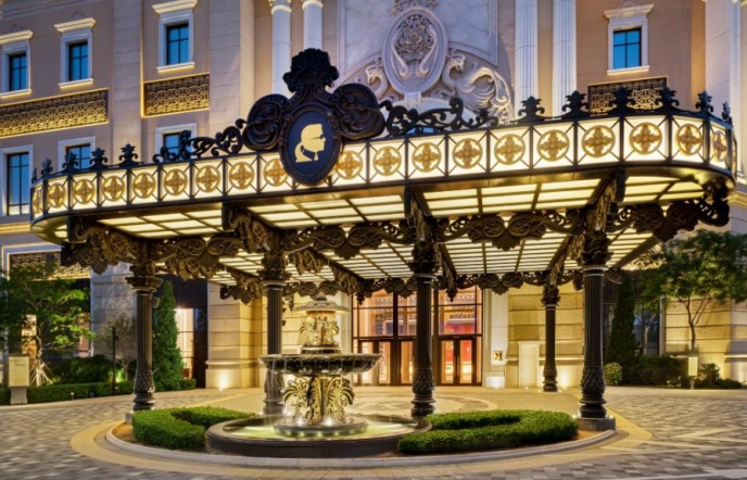 Tο μοναδικό ξενοδοχείο που έχει σχεδιάσει ο Karl Lagerfeld ανοίγει στο Μακάο