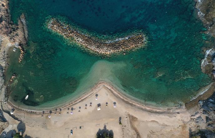 Βρείτε γαλαζοπράσινες παραλίες και πεζοπορικές διαδρομές μέσα στη φύση, δύο ώρες από την Αθήνα