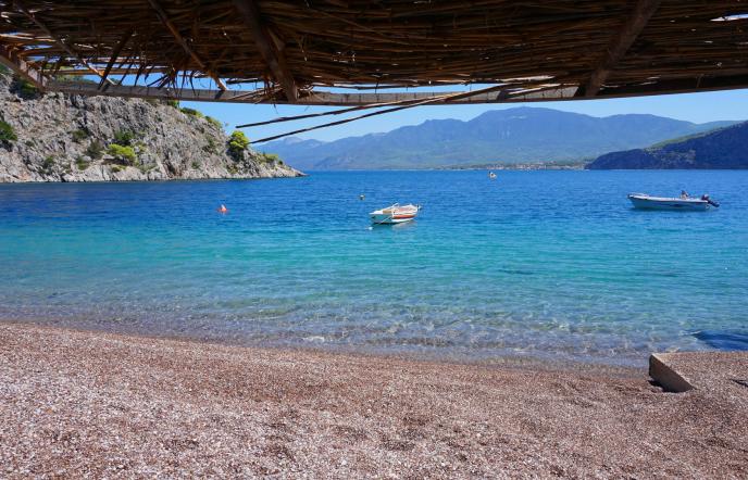 5 παραλίες της Αττικής για όσους προτιμούν το βότσαλο