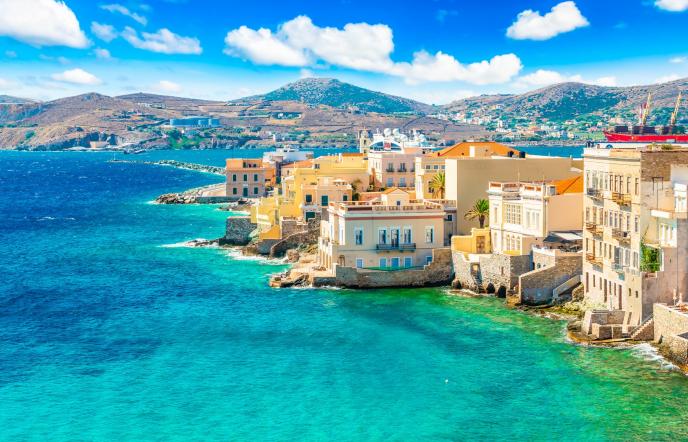 Αυτό το ελληνικό νησί έχει μία από τις ωραιότερες παραθαλάσσιες πόλεις της Ευρώπης