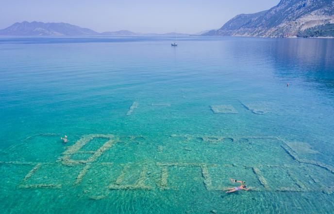 Η παραλία της Πελοποννήσου όπου θα κολυμπήσετε πάνω από μια βυθισμένη πόλη