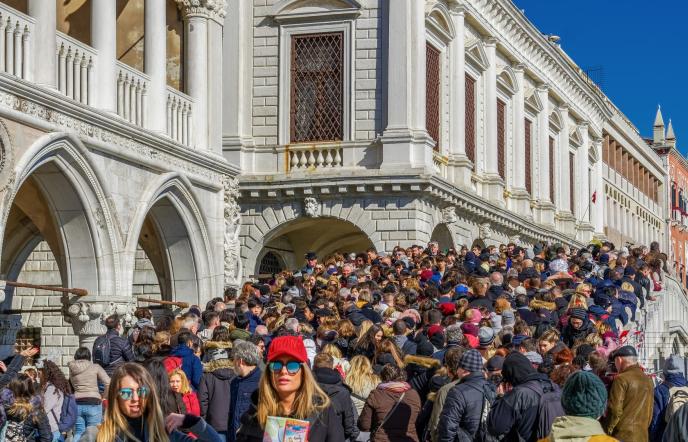 Η Βενετία βουλιάζει από τον τουρισμό - Περισσότεροι οι τουρίστες από τους μόνιμους κατοίκους
